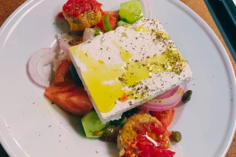 salada grega com um toque especial de za'atar